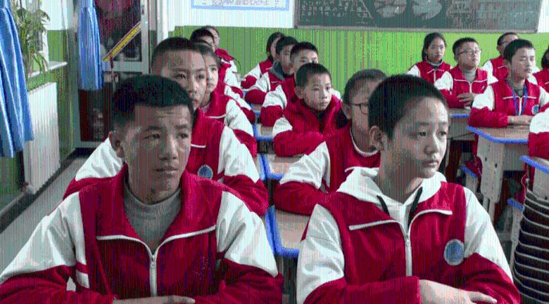 去了哈尔滨才发现：满大街都是“羽绒服+不露腿”，时髦又保暖